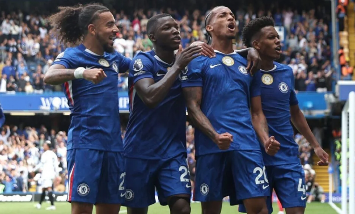 Con Caicedo como titular, Chelsea derrota 2-0 al Fulham y lidera temporalmente la Premier League