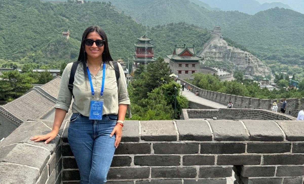 La periodista manabita Mercedes Pita obtuvo una beca para conocer China. En esta imagen, visita la milenaria Gran Muralla.
