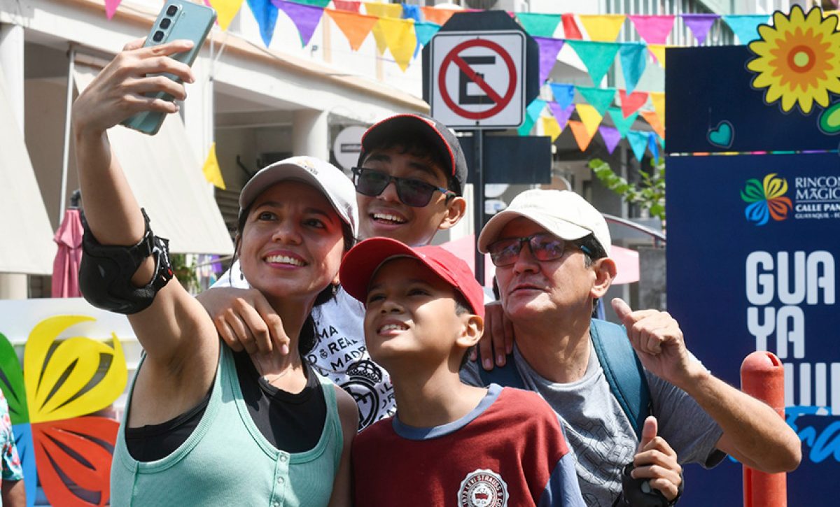Por el Día del Padre la Ruta Centro peatonalizó calles emblemáticas de Guayaquil .