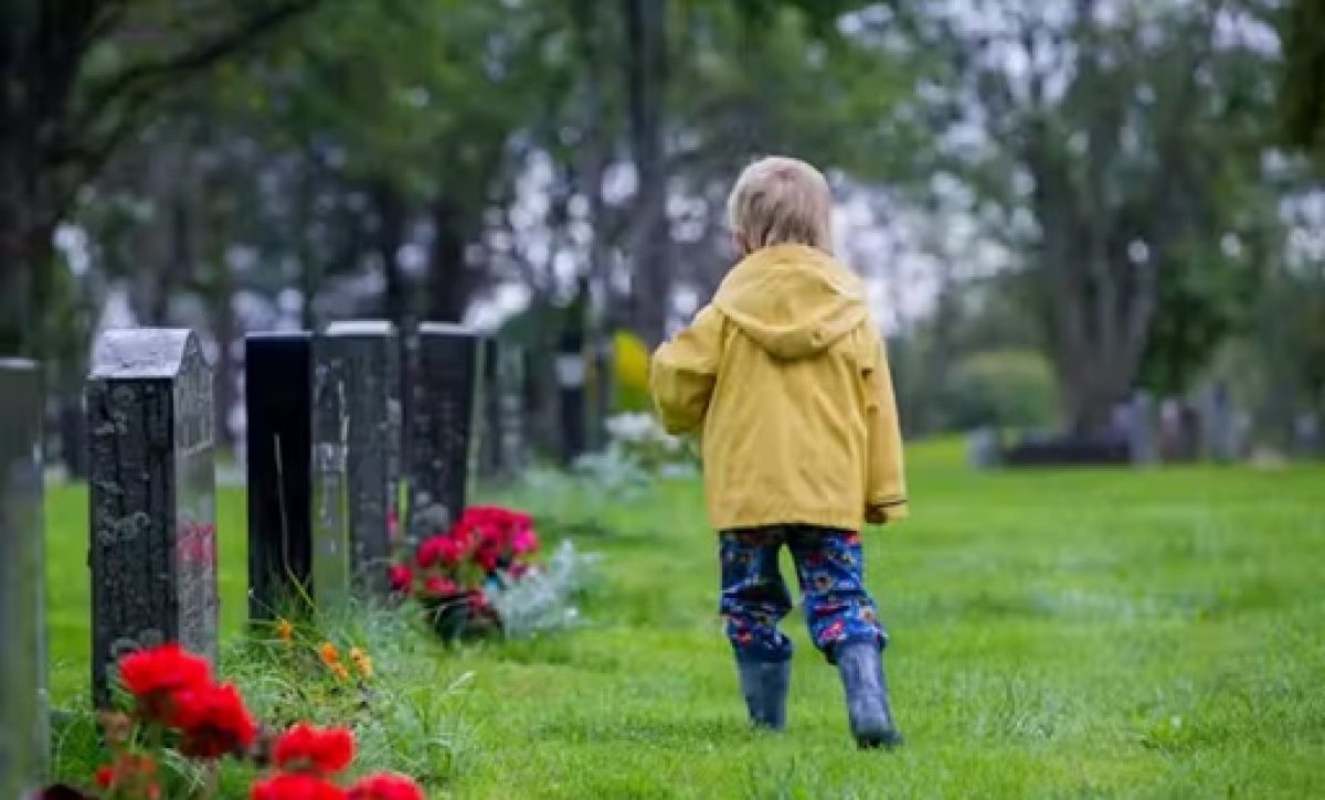 La difícil tarea de comunicar la muerte a un niño: Guía para abordar el tema con sensibilidad