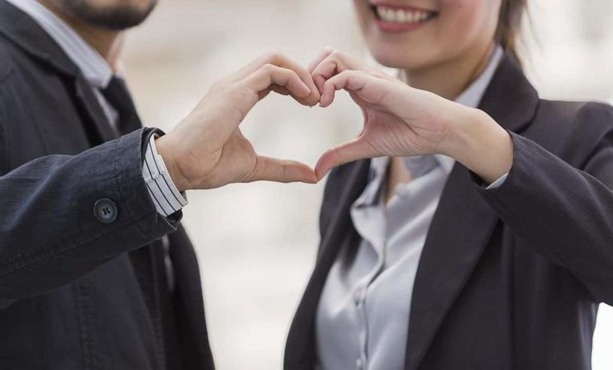 Relaciones amorosas en el trabajo: implicaciones legales y organizacionales