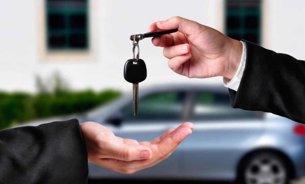 Para solicitar un crédito vehicular, es fundamental evaluar la salud financiera, que incluye ingresos estables, gastos controlados y un fondo de emergencia equivalente a tres o seis meses de gastos.