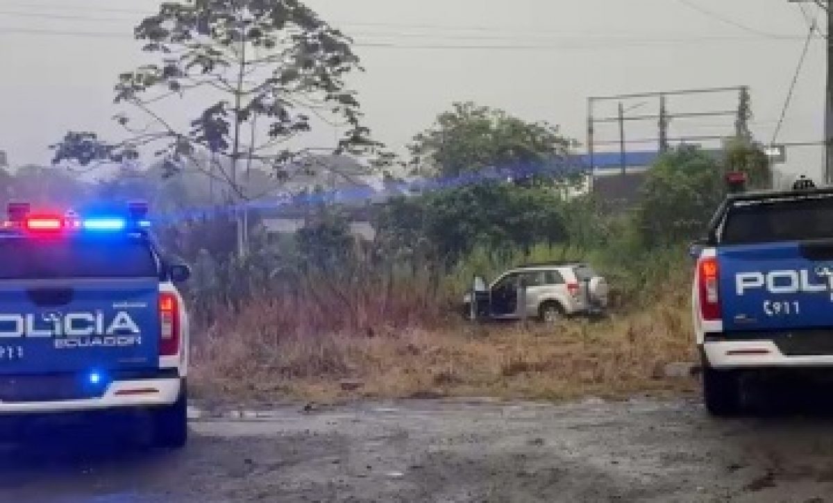 Cuatro personas sin vida fueron halladas en un vehículo en la vía a Quito, en Santo Domingo.