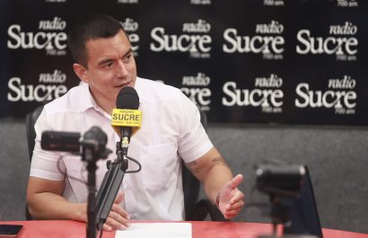 Daniel Noboa anuncia la construcción de una nueva cárcel en Salinas durante entrevista en Radio Sucre.