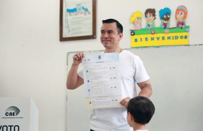 En la mañana de este domingo 16 de noviembre, Daniel Noboa ejerció su derecho al voto en Olón (Santa Elena).