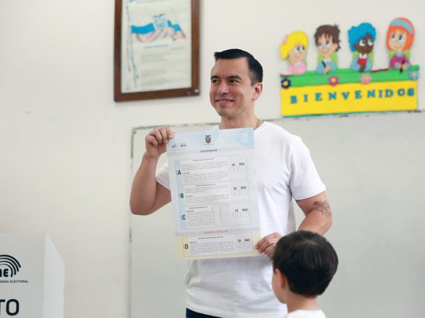 En la mañana de este domingo 16 de noviembre, Daniel Noboa ejerció su derecho al voto en Olón (Santa Elena).