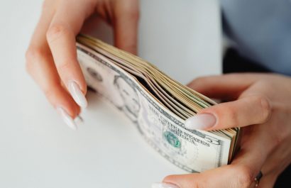 Décimo tercer sueldo en Ecuador: única causa legal para retenerlo y hasta cuándo deben pagarlo.