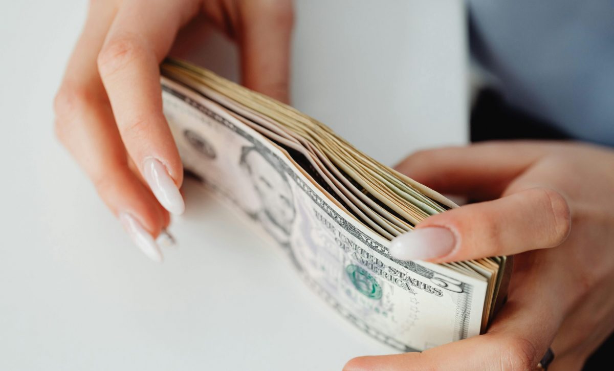 Décimo tercer sueldo en Ecuador: única causa legal para retenerlo y hasta cuándo deben pagarlo.