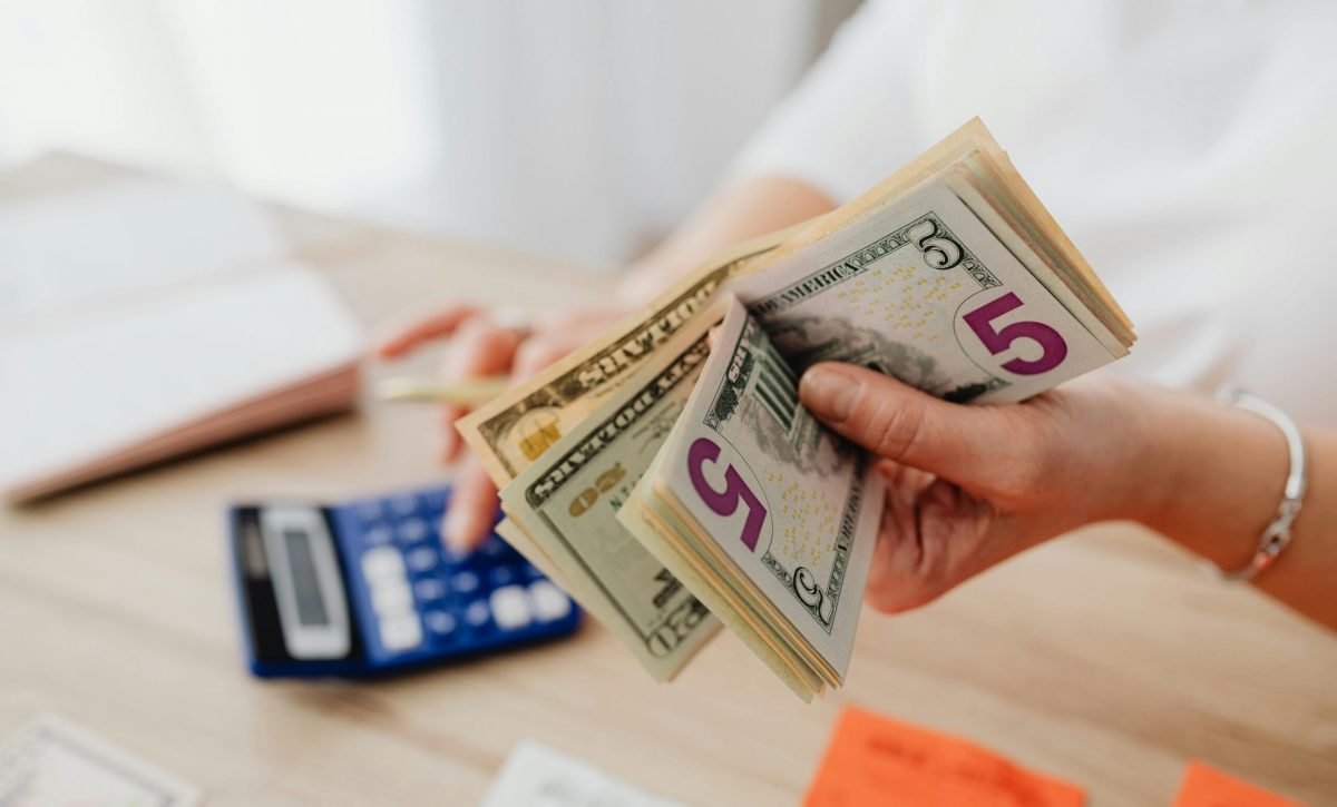 Décimo tercer sueldo: cuánto recibirán trabajadores y jubilados.