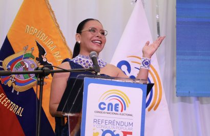 Diana Atamaint, presidenta del CNE, durante el seguimiento de la consulta popular 2025 en Ecuador.