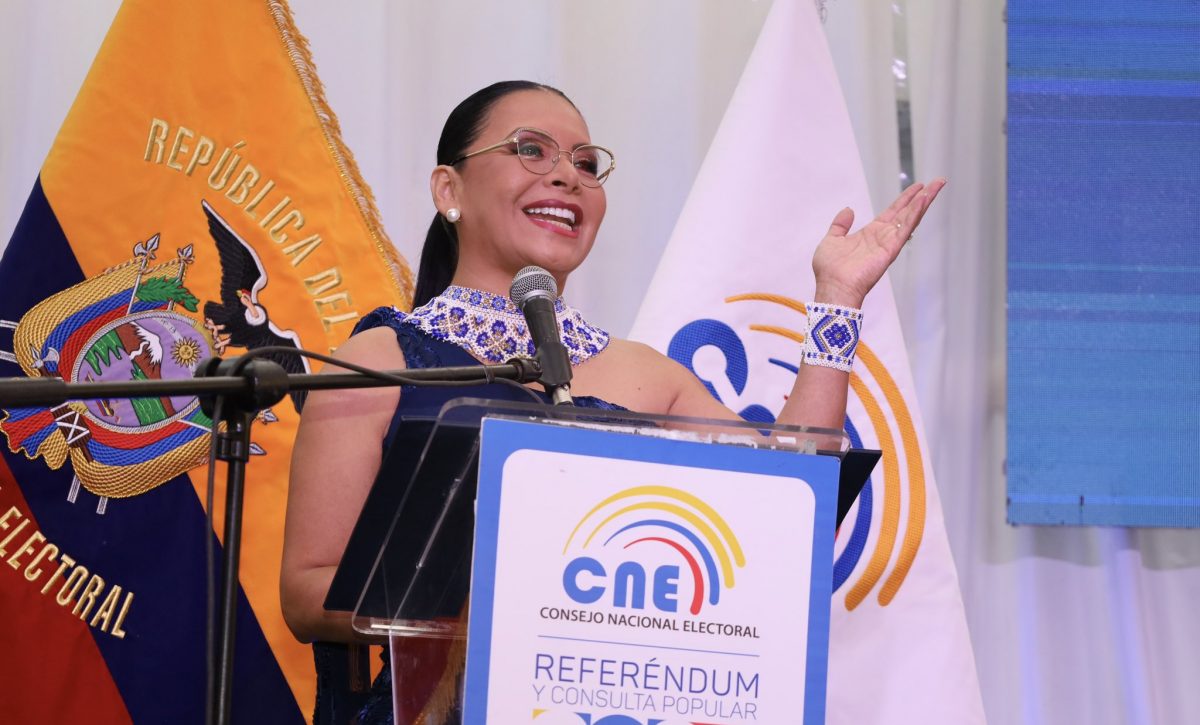 Diana Atamaint, presidenta del CNE, durante el seguimiento de la consulta popular 2025 en Ecuador.