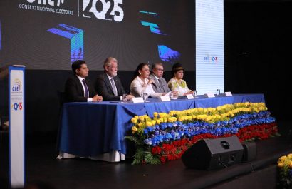 Diana Atamaint, presidenta del CNE, durante el anuncio de la participación del referéndum y consulta popular 2025 en Ecuador.