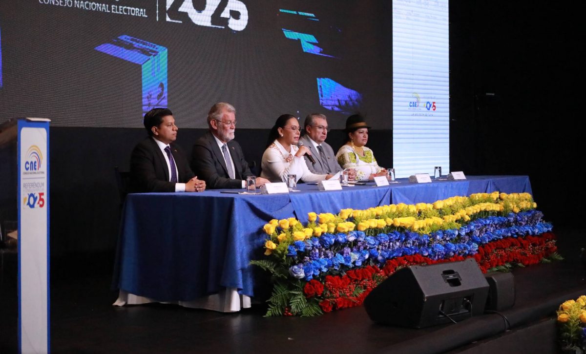 Diana Atamaint, presidenta del CNE, durante el anuncio de la participación del referéndum y consulta popular 2025 en Ecuador.