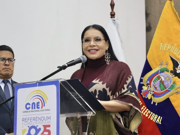 Diana Atamaint informa horario de publicación de resultados del referéndum y consulta popular 2025.