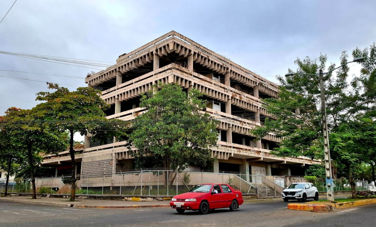 El edificio destaca por su diseño brutalista y técnico para mantener fresco su interior.