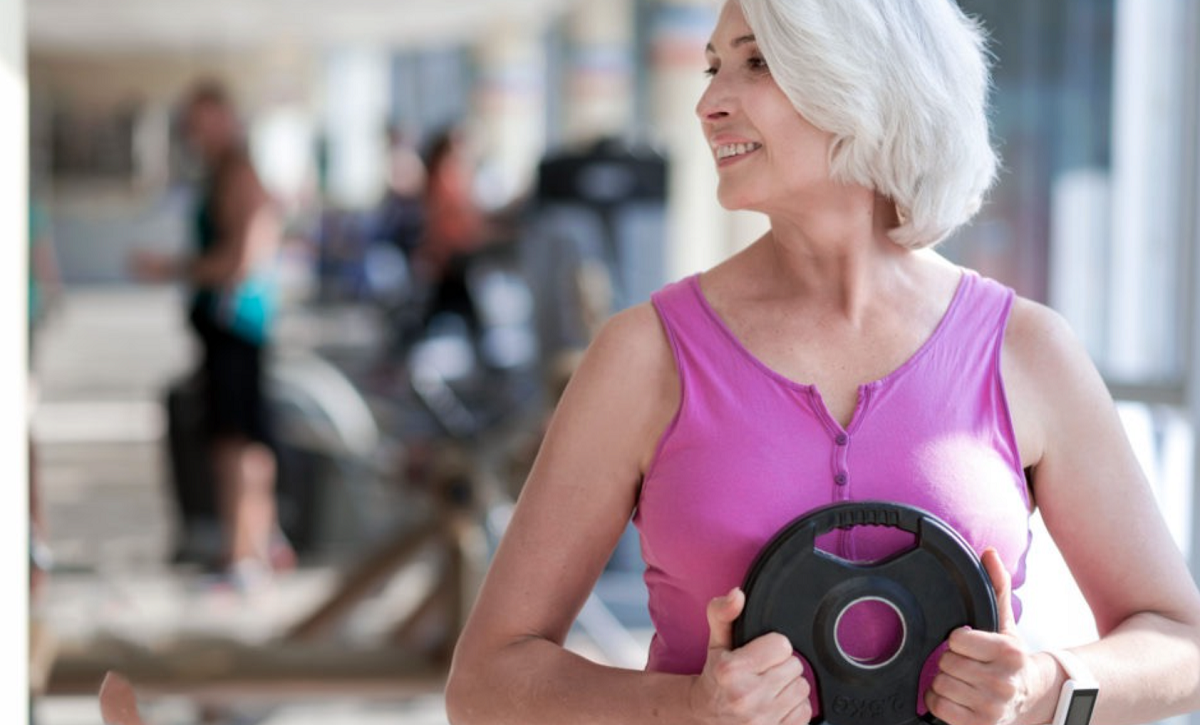 Estos movimientos diarios pueden proteger tu salud en la menopausia, según expertos