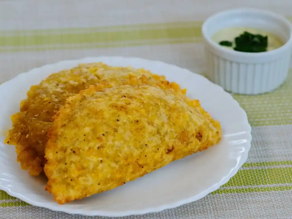 Empanadas de verde con longaniza: preparación detallada de un plato tradicional costeño