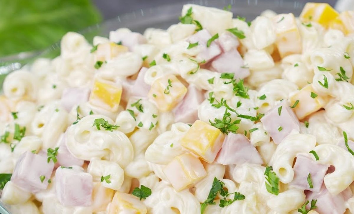 Esta receta de ensalada de coditos es todo lo que necesitas para tu próxima reunión