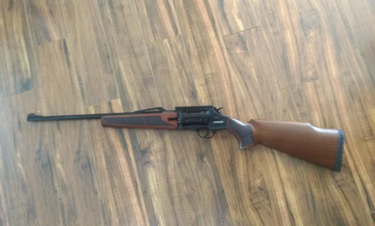 Tragedia en Tena: adolescente fallece tras manipulación de un arma durante jornada de trabajo