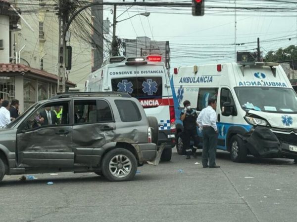 Fuerte choque entre ambulancia y vehículo deja heridos en Machala esta mañana