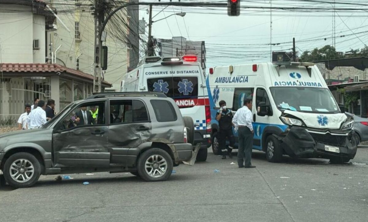 Fuerte choque entre ambulancia y vehículo deja heridos en Machala esta mañana