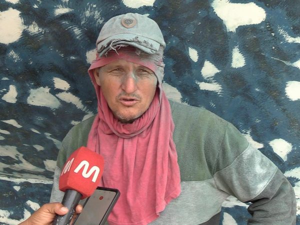 Martín Zamora, trabaja con fibra de vidrio, una alternativa que ha transformado la construcción naval.