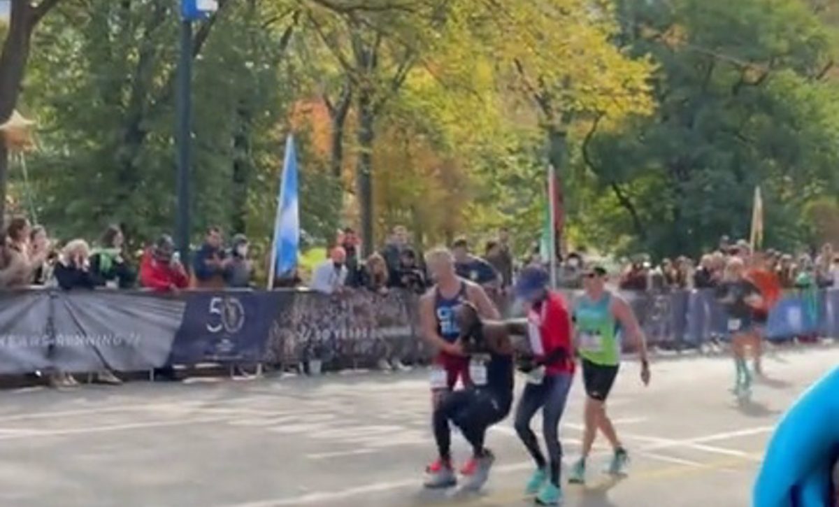 Ayudan a un corredor lesionado a cruzar la meta en el maratón de Nueva York