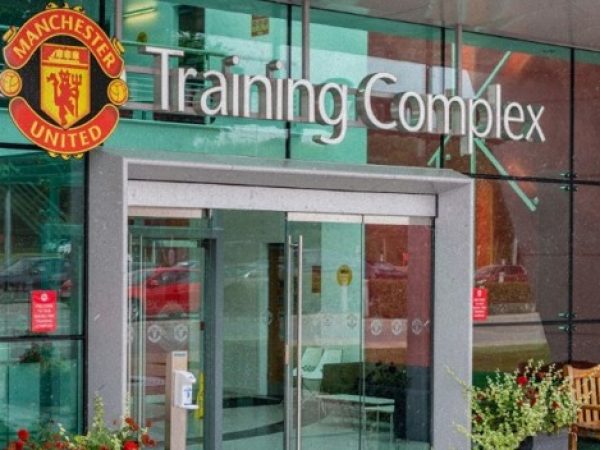 futbol-mundial-manchester-united-cierra-instalaciones-primer-equipo-brote-covid-n423203-625x352-986056