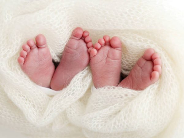 Una madre, sospechosa de ocultar y asfixiar a sus gemelos recién nacidos en Italia