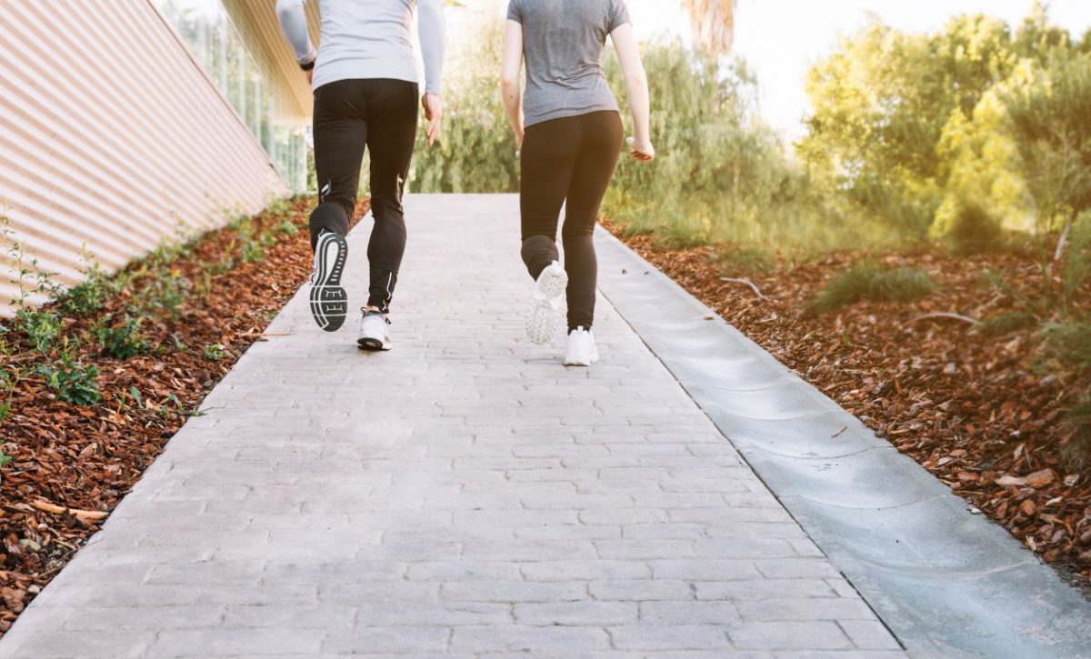 Caminar más rápido podría ser la clave para envejecer con salud, según estudio