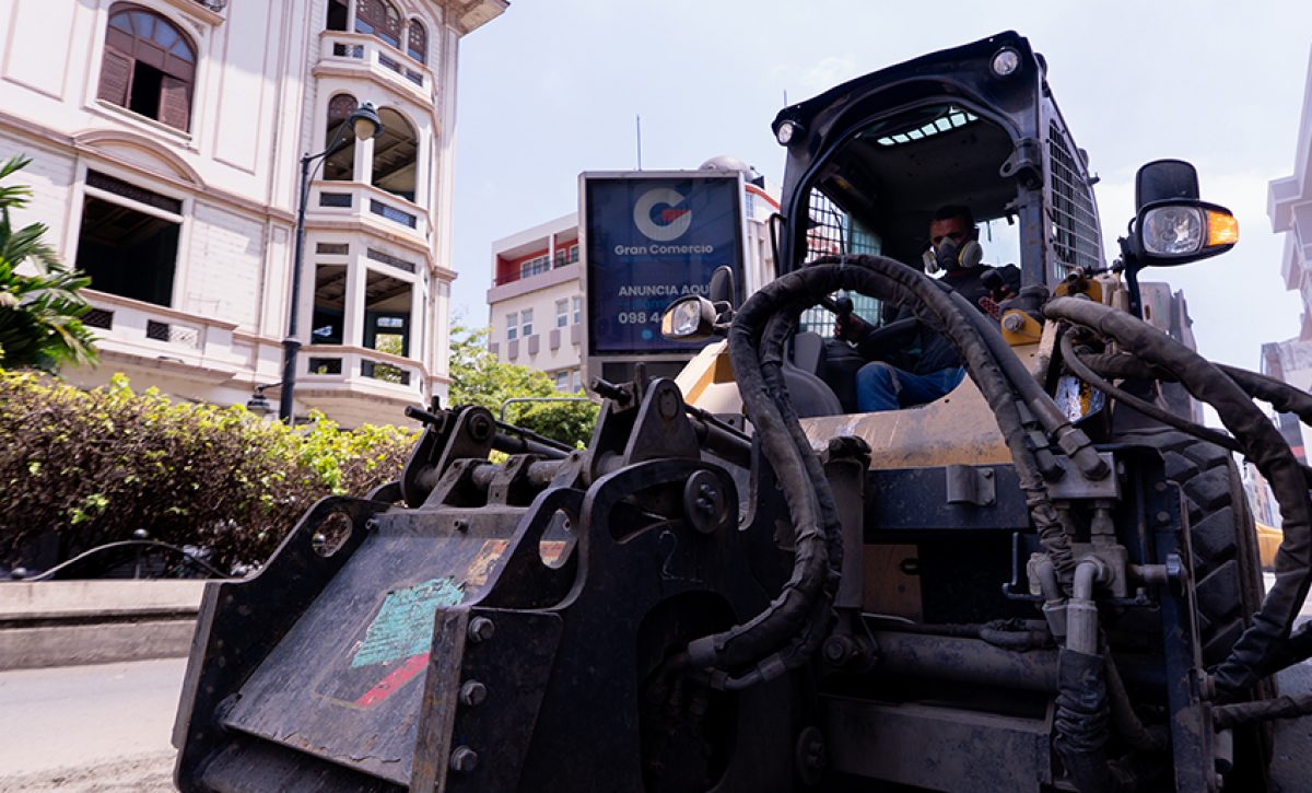 Los trabajos abarcan desde bacheo asfáltico hasta repavimentación con hormigón.