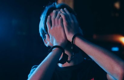 ICE invierte USD 300 millones en vigilancia digital para deportaciones.