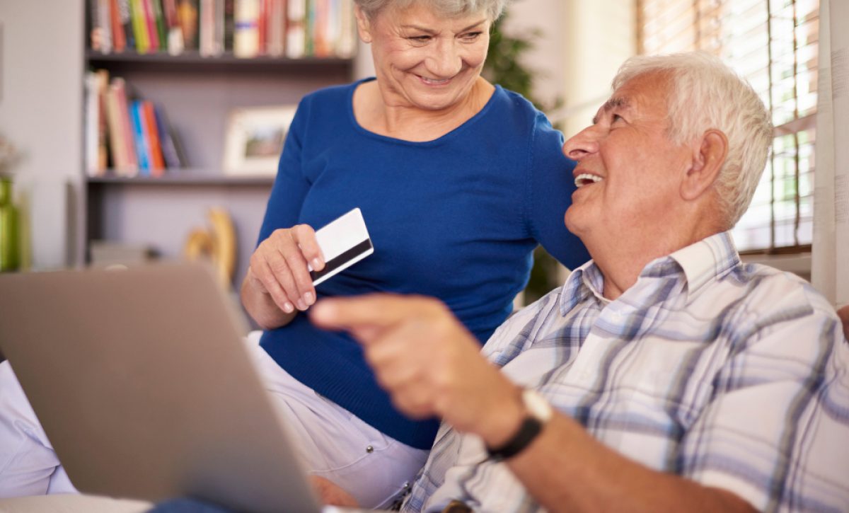 IESS acreditó el décimo tercer sueldo y pensiones a jubilados.