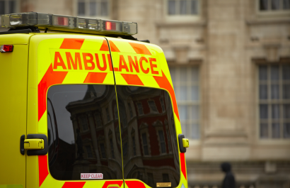 Adolescente muere tras ser atropellado al descender de una ambulancia