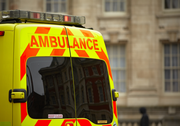 Adolescente muere tras ser atropellado al descender de una ambulancia