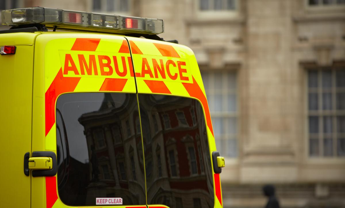 Adolescente muere tras ser atropellado al descender de una ambulancia