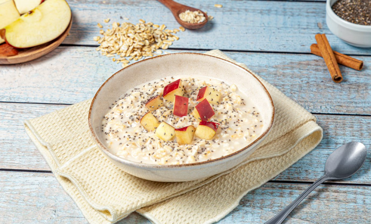 Avena con manzana: un desayuno nutritivo, saciante y listo en 15 minutos