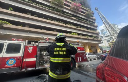 Incendio estructural en el centro de Guayaquil activa alarma tipo 3.