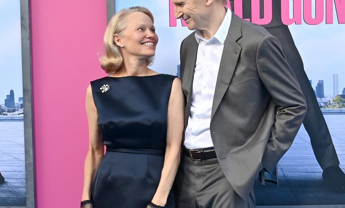 La actriz Pamela Anderson junto a Liam Neeson, en una de las promociones de la película The Naked Gun. FOTO: pamelaanderson (Instagram).