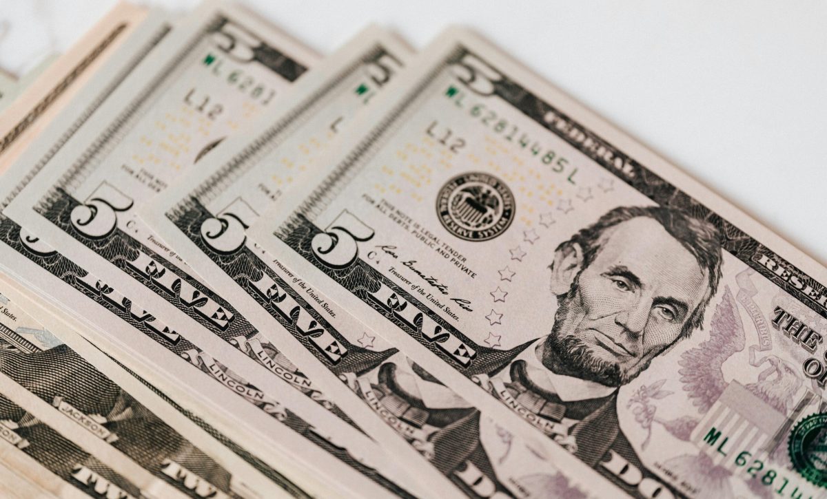 IVA en Ecuador seguirá en 15 % en 2026 si no hay decreto.