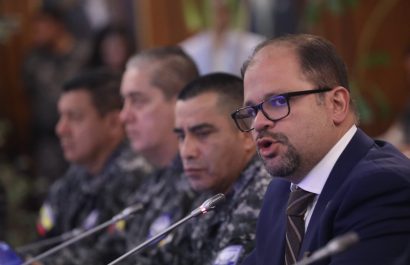 Ministro del Interior John Reimberg habla sobre la instalación de bases de Estados Unidos en Ecuador.