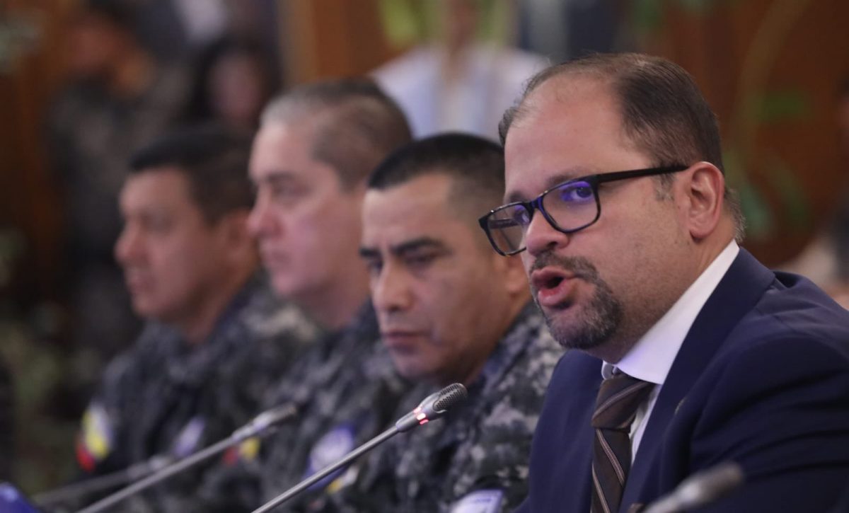 Ministro del Interior John Reimberg habla sobre la instalación de bases de Estados Unidos en Ecuador.