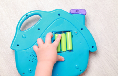 Especialistas advierten sobre el manejo seguro de pilas en juguetes navideños