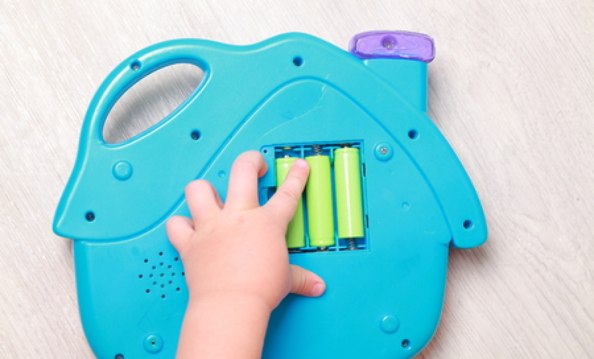 Especialistas advierten sobre el manejo seguro de pilas en juguetes navideños