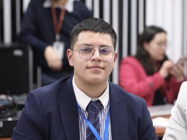 Dominique Serrano regresa a la Asamblea tras suspensión por dibujar en sesión.