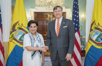 El subsecretario del Departamento de Estado de Estados Unidos, Christopher Landau junto a la canciller ecuatoriana Gabriela Sommerfeld. FOTO: @DeputySecState.
