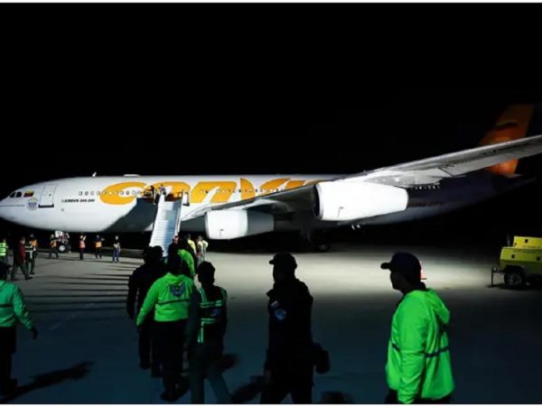 Las fuerzas de seguridad venezolanas recibiendo a varios deportados. FOTO: Europa Press.