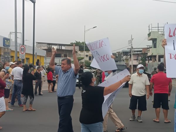 Habitantes de Los Esteros en Manta, bloquearon las principales calles para exigir la reparación de la estación de bombeo paralizada desde 2021