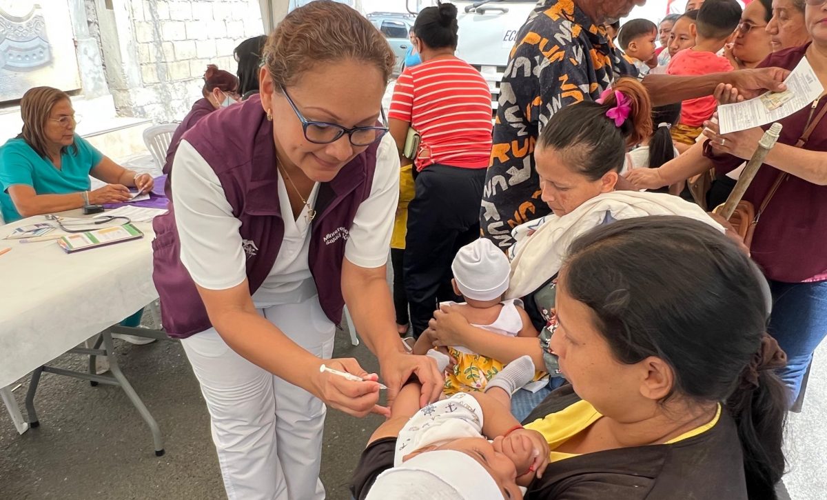 El MSP recomienda cumplir con el esquema de vacunación anual, lavar las manos frecuentemente, ventilar espacios cerrados y evitar automedicarse. FOTO: @Salud_Ec.
