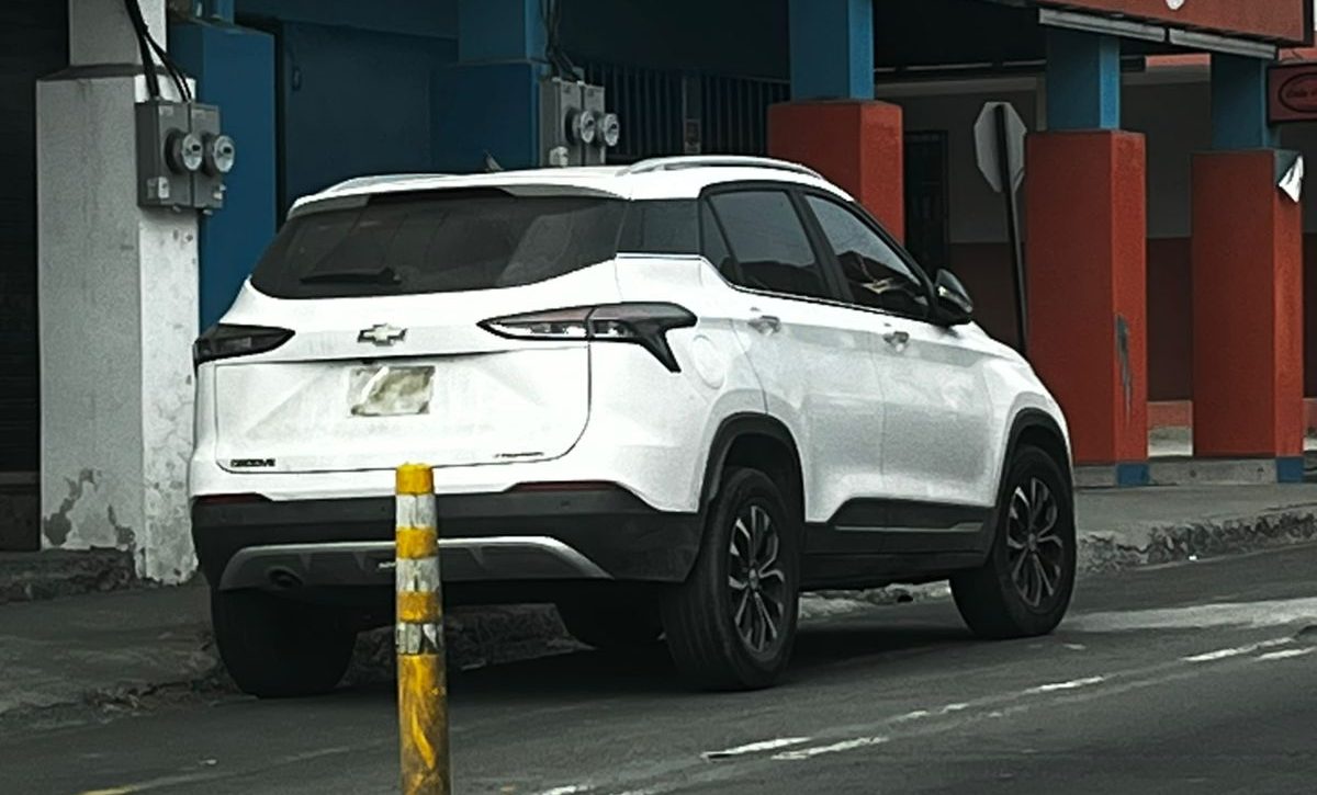 A diario se ven carros invadiendo la ciclovía a lo largo de la calle 15, en Manta.